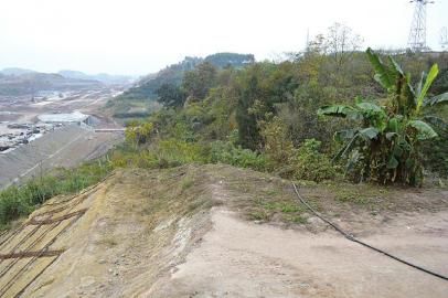 劉某被拋下地方6米處，是一處10多米深的懸崖。