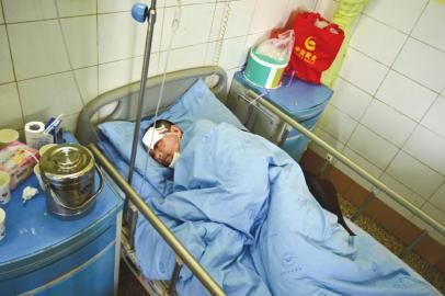 被拋棄荒野的傷者劉某在接受治療。