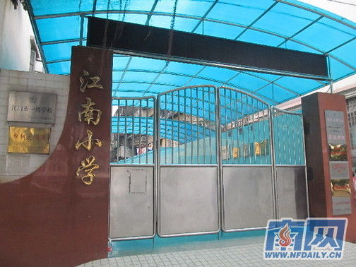 涉事學(xué)校請(qǐng)了心理專家對(duì)師生進(jìn)行輔導(dǎo)，保持學(xué)校正常教學(xué)秩序