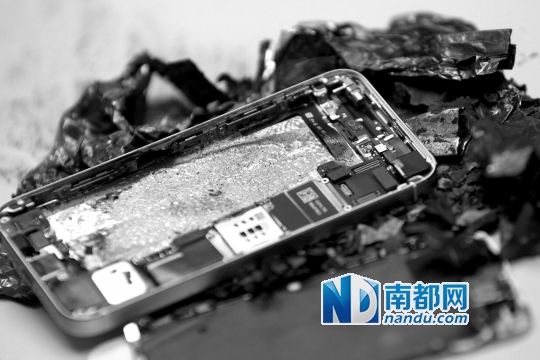 于先生的新iPhone5S手機(jī)直接“爆”廢。 南都記者劉有志攝