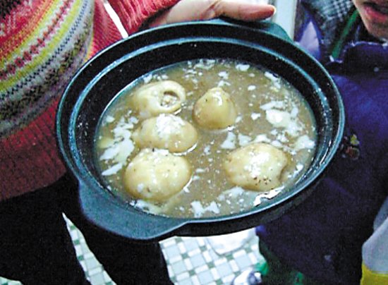 由于放置時(shí)間過(guò)久，鍋里的湯圓已經(jīng)非常大，湯圓皮上浮現(xiàn)很多白色物質(zhì)。