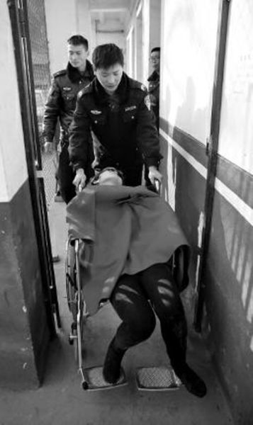 昨日，派出所民警帶女駕駛員賈某去醫(yī)院做檢查 記者 陳團結 攝