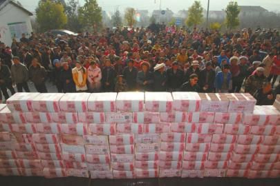 村民領(lǐng)取“年底分紅”。