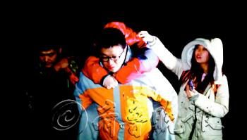 　途中女隊友小妮突發(fā)高燒，男隊員輪流背了她三個小時，直到網友開車來接