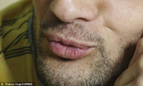 好色劫匪搶劫珠寶后親吻老板娘，留下的口水DNA成為了落網(wǎng)證據(jù)。