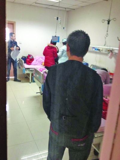 男孩一家神情凝重。