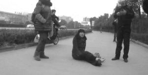 鄭大姐坐在地上，警方趕到進(jìn)行施救。（視頻截圖由警方提供）