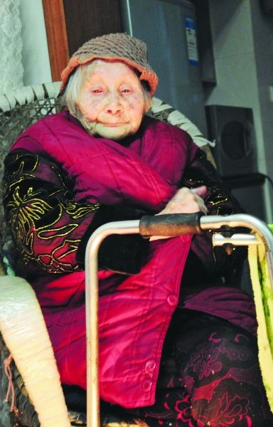 正在取暖的熊婆婆。見(jiàn)習(xí)記者 楊榮峰 攝