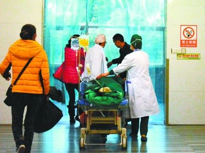 受傷女孩做完手術(shù)被送往重癥監(jiān)護(hù)室。記者楊濤 攝