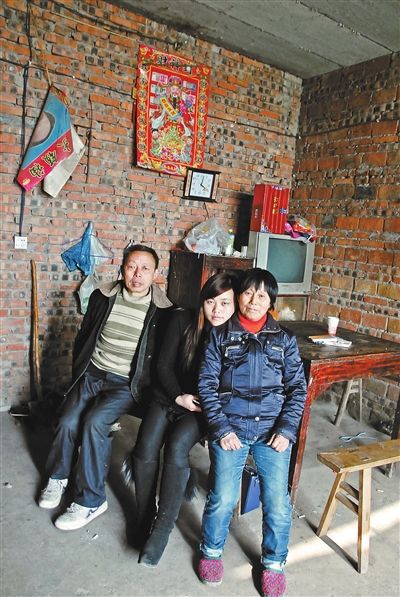 超生女謝先梅(中)、養(yǎng)父謝運(yùn)才（左）、謝運(yùn)才的嫂子唐富秀