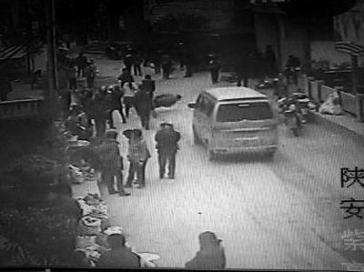 監(jiān)控錄像顯示，劉某側(cè)身行走時不慎跌倒，王某途經(jīng)此處時將其扶起（圖中畫圈處） 通訊員 何春地 攝