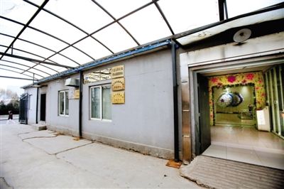 2月25日，北京石景山醫(yī)院，太平間旁的一間辦公室外掛有“八寶山殯儀館石景山醫(yī)院服務(wù)站”的牌子。本版攝影/新京報(bào)記者 王叔坤