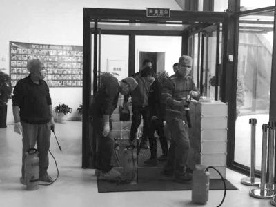 相關(guān)人員正在對園區(qū)消毒。讀者供圖