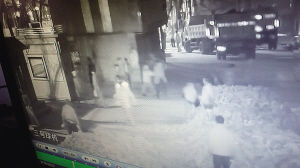 擋道3小時(shí)，司機(jī)路人“望磚興嘆”