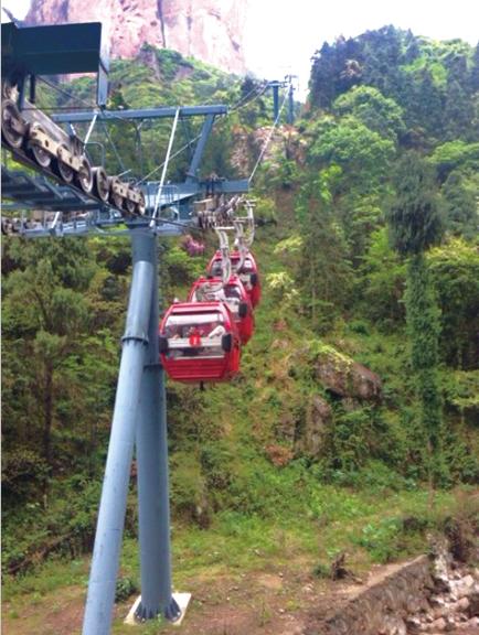 當(dāng)時(shí)還有3個(gè)轎廂懸在半空中。溫先生供圖