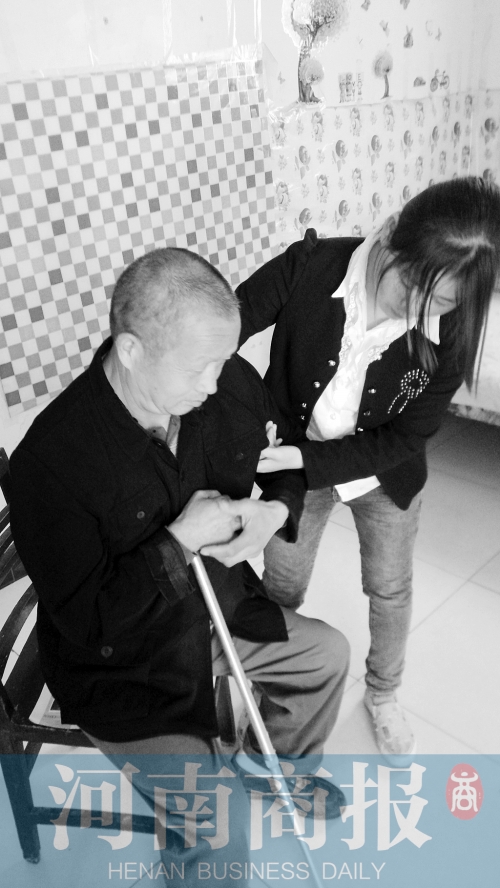 為了方便照顧爸爸，曾現(xiàn)春在學(xué)校旁邊租了一間房子