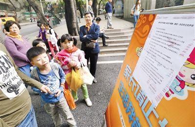 昨日，中華路小學(xué)貼出告示，提醒家長(zhǎng)不要相信傳言。