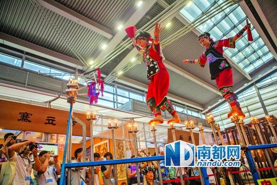 2號(hào)展館，苗族姑娘表演踩燈泡絕技《電光玫瑰》，赤腳踩上40瓦的燈泡并做出高難度動(dòng)作。 南都記者 霍健斌 攝
