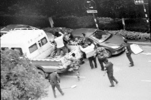 沖突現(xiàn)場，協(xié)管員揮拳打向女商販 視頻截圖