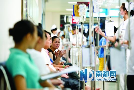 醫(yī)院走道坐滿了打吊針的員工。