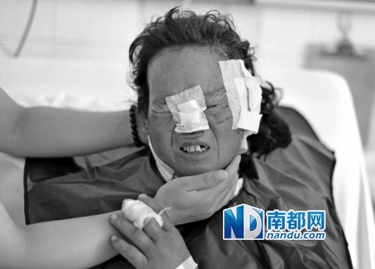 受狼群襲擊受傷較重的村民在接受救治。C FP圖片