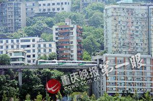 居民說列車從樓棟中穿過時(shí)沒什么噪聲 居民說列車從樓棟中穿過時(shí)沒什么噪聲