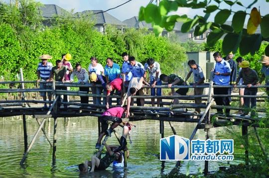 救援人員合力打撈起落水女孩，后經(jīng)醫(yī)護人員確認已經(jīng)死亡。受訪者供圖