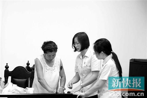 白春榮簽領(lǐng)國家賠償款。通訊員供圖