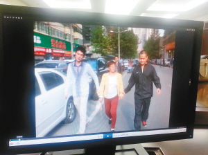 　　便衣民警將一名“站街女”帶回調(diào)查。