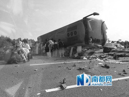 現(xiàn)場(chǎng)大客車(chē)側(cè)翻，玻璃碎落一地，車(chē)身卡在路邊水泥護(hù)欄上。 目擊者供圖