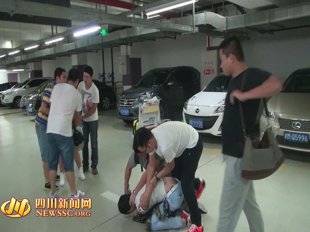 辦案人員在機(jī)場停車場抓獲胡某及其女友（警方視頻截圖）。