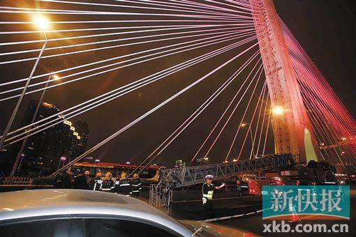 昨日深夜，橋上東側(cè)空出兩條車道用來救援。