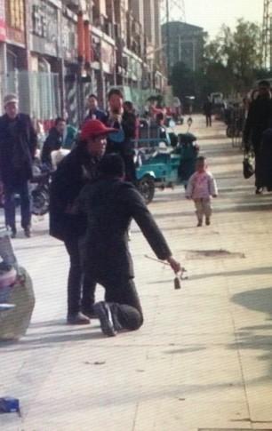 南京城管為勸離占道經(jīng)營(yíng)老人 與老太互跪(圖)