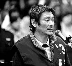 庭審時，鄭東稱自己想隨女兒一起去，請求法院判他死刑立即執(zhí)行