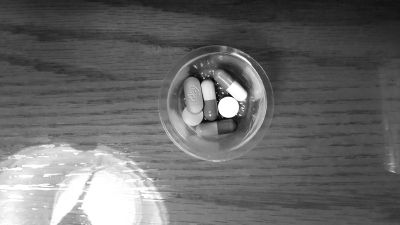 陸勇每日需服用的藥物，圈中為印度仿制抗癌藥。陸勇供圖