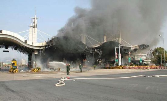 1月16日中午，G60（滬昆）高速浙江段常山收費(fèi)站發(fā)生一起貨車自燃事故