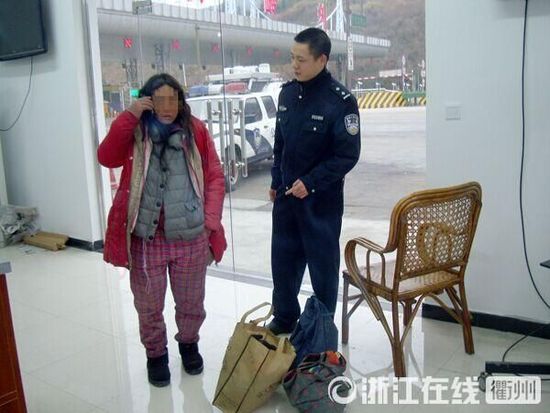 1月30日，衢州高速交警發(fā)現(xiàn)了徒步走在高速楓嶺關(guān)卡口的汪女士