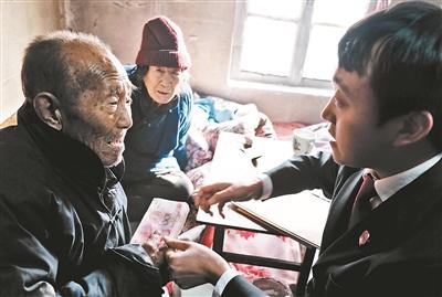 法官送去贍養(yǎng)費。