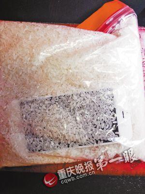 落水后，把手機(jī)放進(jìn)大米里吸水