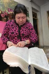 背單詞，是很多學(xué)生學(xué)習(xí)英語(yǔ)時(shí)最頭疼的事兒，而西安51歲大學(xué)英語(yǔ)老師李艷芝在兩年內(nèi)背完《英漢大詞典》22萬(wàn)個(gè)英語(yǔ)詞匯，學(xué)生稱贊其為一本活的《英漢大詞典》；兒子自小患有自閉癥，生活不能自理，20年前又與丈夫離婚，面對(duì)生活的不幸，她秉承“你必須一直向前”的信念。