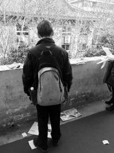 “娃在湖南上大學(xué)，馬上就要畢業(yè)了，所以我經(jīng)常在網(wǎng)上瀏覽咸陽、西安的招聘信息，想讓他畢業(yè)后留在我和他媽身邊……”3月14日，秦都區(qū)人才交流中心在區(qū)政府二樓舉辦招聘會(huì)，一名50多歲的“求職者”吸引了不少人的目光。據(jù)悉，此次招聘會(huì)共有市內(nèi)外112家企業(yè)參加，提供就業(yè)崗位3200個(gè)。