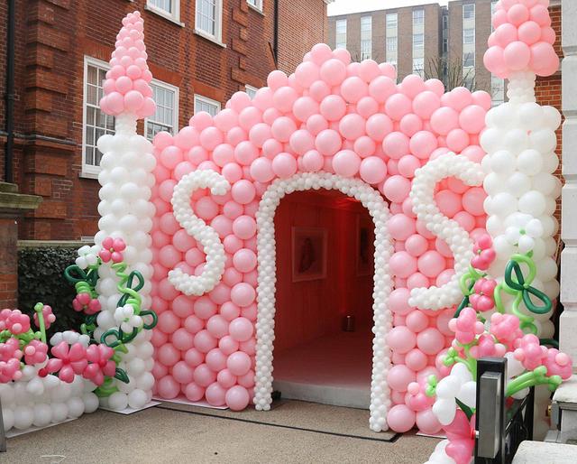 生日宴會入口處用氣球搭建成一個城堡模樣。