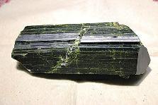 近日，商南縣奇石愛好者潘某在青山鎮(zhèn)鐵礦開采區(qū)發(fā)現(xiàn)一塊疑似綠簾石，有待相關(guān)專家和權(quán)威機(jī)構(gòu)認(rèn)定。