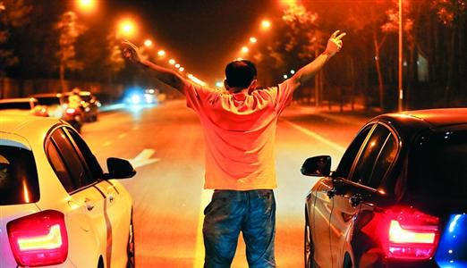 2013年8月25日凌晨，北京，在東壩大街路口進(jìn)行的一場(chǎng)飆車。