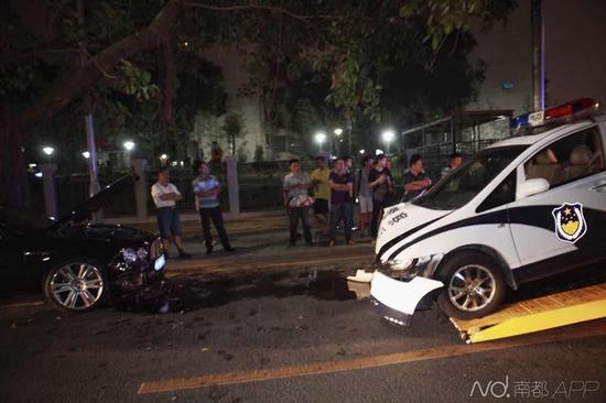 當時賓利司機去筆架山爬山，車停在路邊，剛回來便發(fā)現(xiàn)車輛發(fā)生了事故。