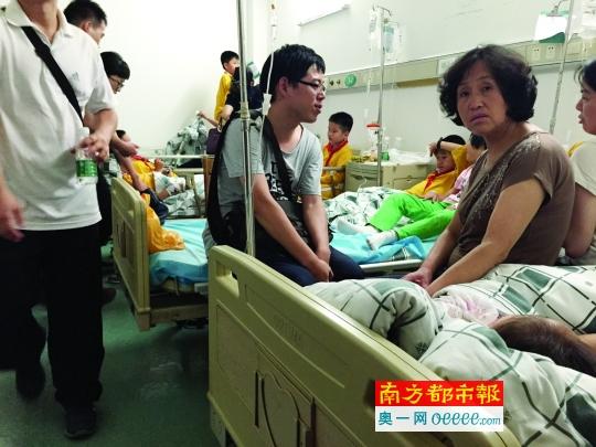  昨晚，家長(zhǎng)們陪著誤食鼠藥的孩子們?cè)卺t(yī)院就診。