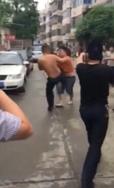 網曝長沙警察上班喝酒開警車打人警方已調查 網曝長沙警察上班喝酒開警車打人警方已調查