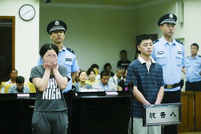 聽到判決，賈某（左）哭了起來。一直到被帶離法庭，夫妻倆沒說一句話