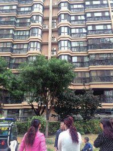 新郎被鬧洞房6樓墜亡 親屬稱(chēng)其藏窗口發(fā)生意外 新郎被鬧洞房6樓墜亡 親屬稱(chēng)其藏窗口發(fā)生意外