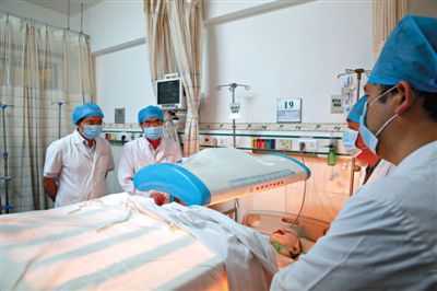 受傷醫(yī)生覃某正在進(jìn)行治療。昨日上午，醫(yī)生覃某在醫(yī)院乘電梯期間，被一名患者潑汽油并點(diǎn)燃，致重度燒傷。圖/CFP